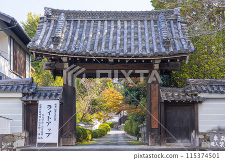 Autumn in Kyoto: Zuishin-in Temple Main Gate 115374501