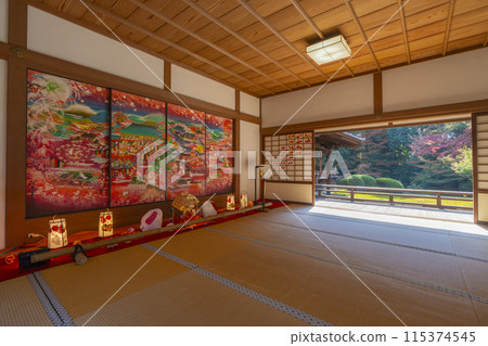 Autumn in Kyoto, Zuishin-in Temple, the garden seen from the Noh room 115374545