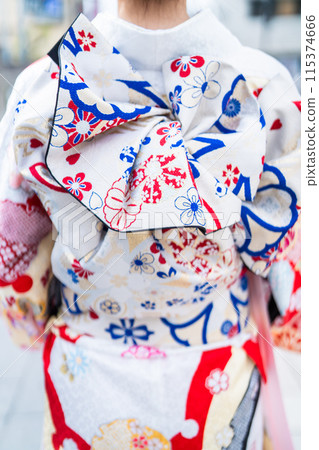 穿著長袖長袖的年輕女子,後視 穿著長袖長袖的年輕女子,後視 115374666