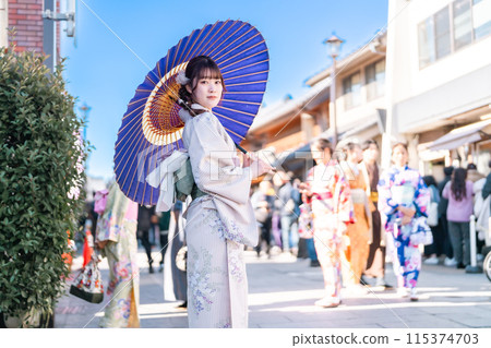一位穿著和服在川越行走的年輕女子 115374703