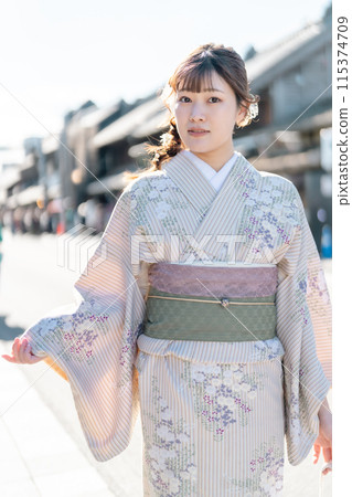 A young woman walking in Kawagoe in a kimono 115374709