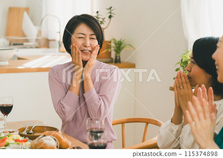 女生 女孩 女性 115374898