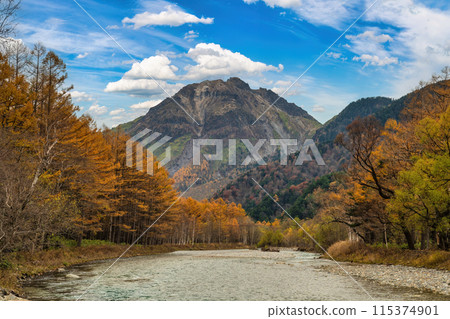 Nature landscape at Kamikochi Japan, autumn foliage season with pond and mountain 115374901