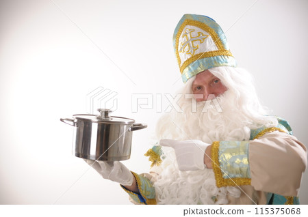 The Father Santa Claus holding a kitchen pan ready for serving or to be delivered take away with special care. Festive culinary preparation background. Happy New Year 115375068