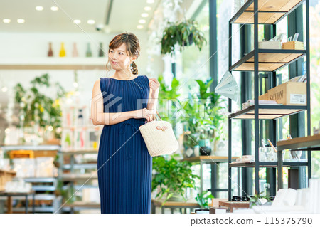 年輕女人購物 年輕女人購物 115375790