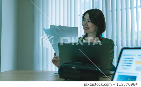 開會的女人 115376964