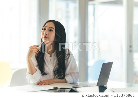 一個美麗的女商人的肖像:圖像剪切 一個美麗的女商人的肖像:圖像剪切 115376965
