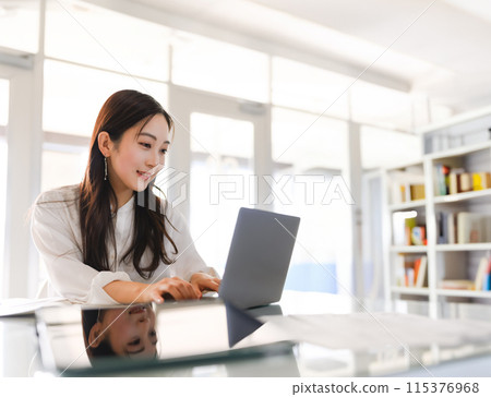 一個美麗的女商人的肖像：圖像剪切 115376968