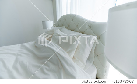 明亮的房間裡的白色床 明亮的房間裡的白色床 115378508