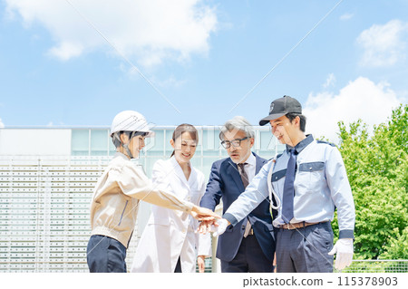 來自不同職業的人（商人、工程師、研究人員、保全）的團隊合作形象 115378903