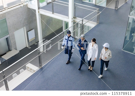 各種職業的人(商人、工程師、研究人員、保全)在大廳裡行走 各種職業的人(商人、工程師、研究人員、保全)在大廳裡行走 115378911