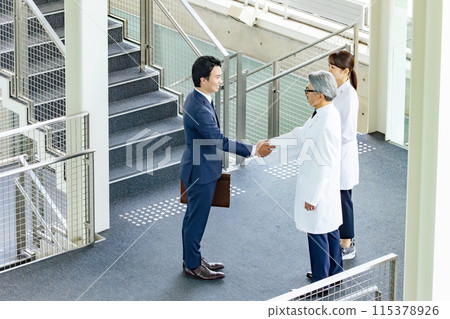 商人與穿白大褂的工程師握手 115378926