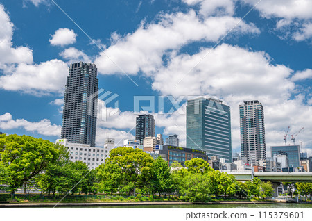 Nakanoshima Park, skyscrapers and tower apartments, Osaka City 115379601