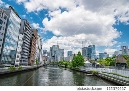 Nakanoshima Park and the skyscrapers of central Osaka seen from Naniwabashi Bridge 115379637