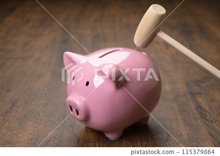 Pig money box and hammer 115379864