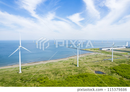 矗立在海上的風車（空拍） 115379886