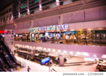 杜拜國際機場購物中心的模糊視野 115380265
