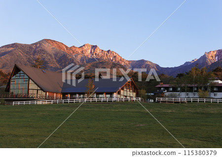 清晨，從清里高原眺望沐浴在朝陽下的八嶽山脈。 115380379