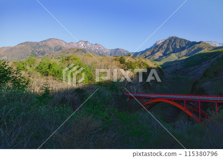 清晨的紅橋和沐浴在朝陽下的八嶽山脈 115380796