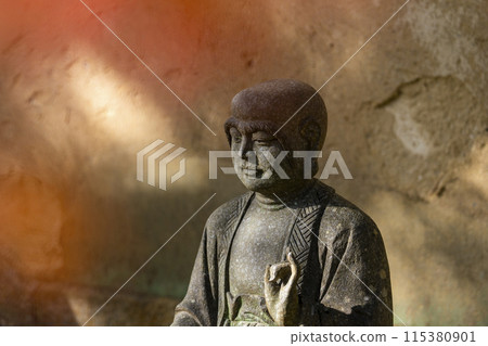 京都的秋天,寶嚴院,獅子園,土牆前排列的羅漢像 京都的秋天,寶嚴院,獅子園,土牆前排列的羅漢像 115380901