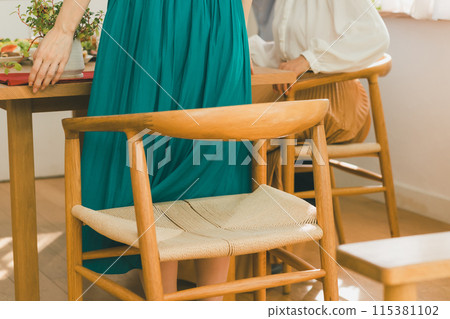 餐椅和女人 115381102