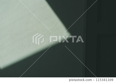 Square window light on white wall 115381109