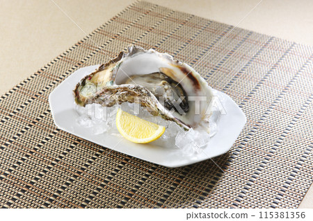 將牡蠣放在碎冰上 115381356