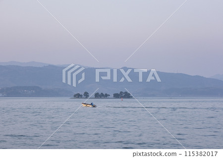 清晨,一艘漁船在宍道湖捕魚。 清晨,一艘漁船在宍道湖捕魚。 115382017