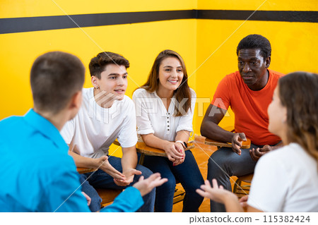 Group adult people discussion during business course 115382424