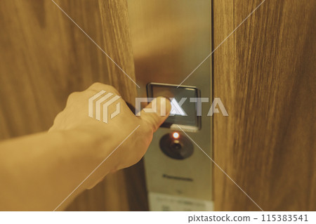 男人的手按下電梯按鈕 115383541