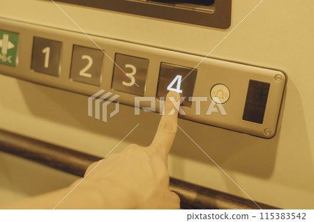 男人的手按下電梯按鈕 115383542