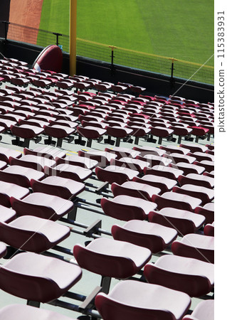 馬自達體育場的左場座位和突出的尖刺 115383931