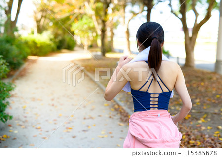 一位年輕女子在秋季公園的樹叢中慢跑的後視圖、飲食、身體化妝 一位年輕女子在秋季公園的樹叢中慢跑的後視圖、飲食、身體化妝 115385678
