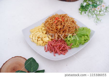 fried noodle crackers with sliced meat and vegetables 115386055