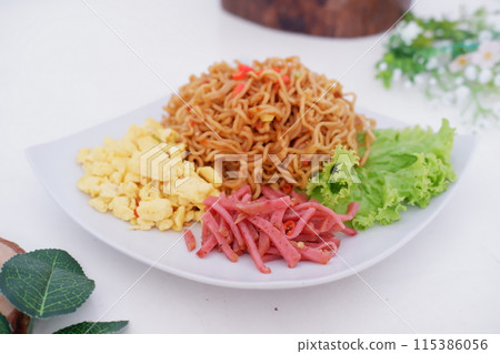 fried noodle crackers with sliced meat and vegetables 115386056