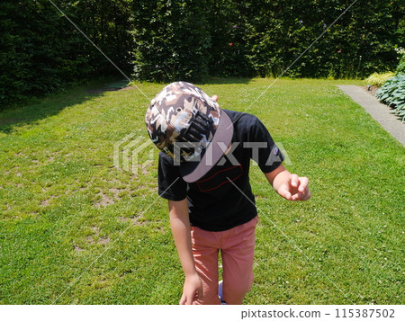 孩子們在草地美麗的公園玩耍 115387502