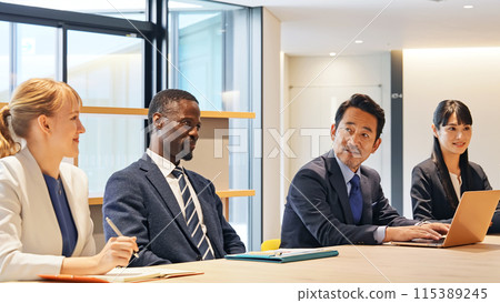 一群跨國商人在會議室開會 一群跨國商人在會議室開會 115389245
