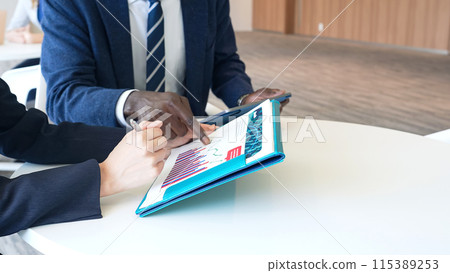 一群跨國商人在查看文件時開會 一群跨國商人在查看文件時開會 115389253