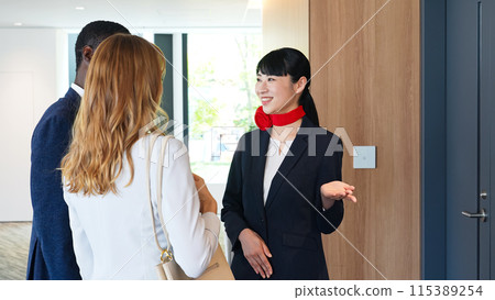 接待處接待外賓的女工作人員 接待處接待外賓的女工作人員 115389254