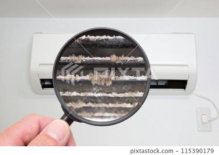 空調內部污垢、黴菌和灰塵的特寫 115390179