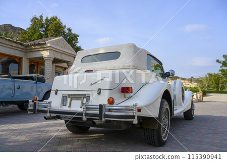 Rear view of a white retro premium car from the 30s of the 20th century Rear view of a white retro premium car from the 30s of the 20th century 115390941