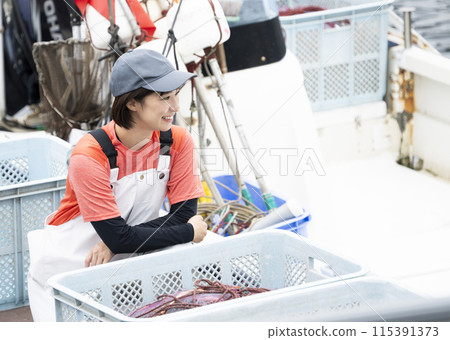 在漁港工作的年輕女子 115391373
