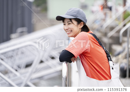在漁港工作的年輕女子 115391376