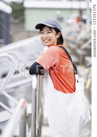 在漁港工作的年輕女子 115391378