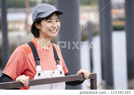 在漁港工作的年輕女子 115391385