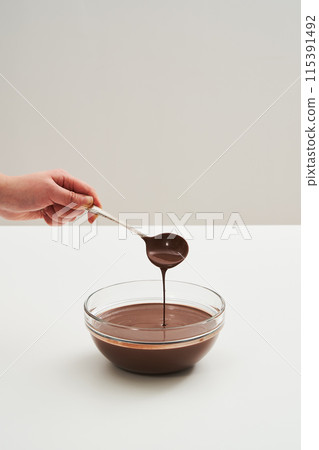 a spoonful of melted chocolate 115391492