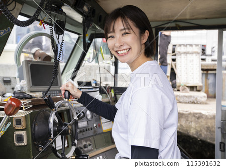 駕駛小船的年輕女子 115391632