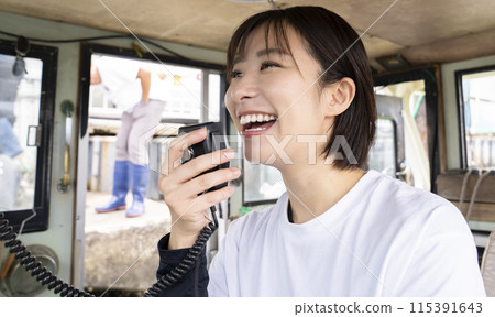 駕駛小船的年輕女子 115391643