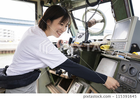 駕駛小船的年輕女子 115391645