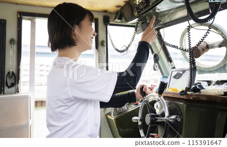 駕駛小船的年輕女子 駕駛小船的年輕女子 115391647